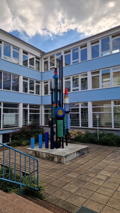Bauplastik „Zwei Tonnen Schrott“ (genannt "Rakete") von dem Künstler Dieter Bock von Lennep im Innenhof, 2026