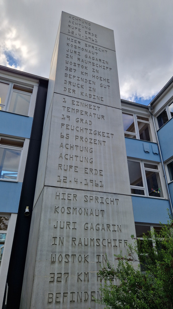 Details auf der Außenseite des Aufzugs; im Zuge der Barrierefreiheit wurde ein Aufzug installiert. Dieser wurde mit Zitaten von Juri Gagarin bestückt; Stand 2026
