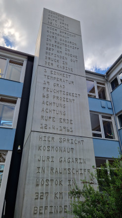 Details auf der Außenseite des Aufzugs; im Zuge der Barrierefreiheit wurde ein Aufzug installiert. Dieser wurde mit Zitaten von Juri Gagarin bestückt; Stand 2026