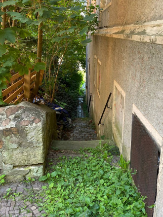 Kleine Treppe, die zur Rückseite der Freimaurerloge führt