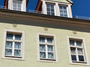 Görnische Gasse 34, Fassadenschmuck + Fenster