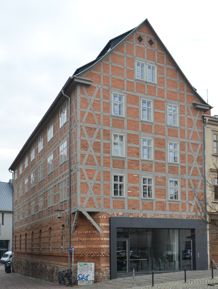 Frontansicht des Speichers (Westfront) mit neu gestalteter Schaufenstersituation