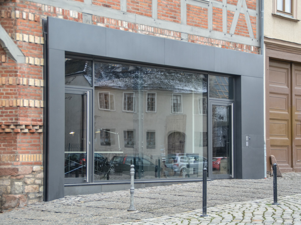 Neugestaltete Schaufesntersituation mit integriertem Haustüreingang (Westfront)