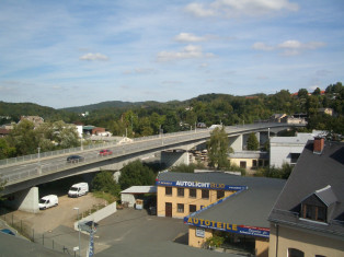 Blick vom Hausfenster in Richtung Autobahnzubringer - Mulde abwärts, über den Bahnhof