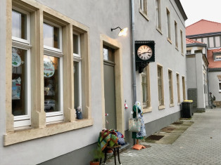 Ansicht Straßenseite und historische Nasenuhr