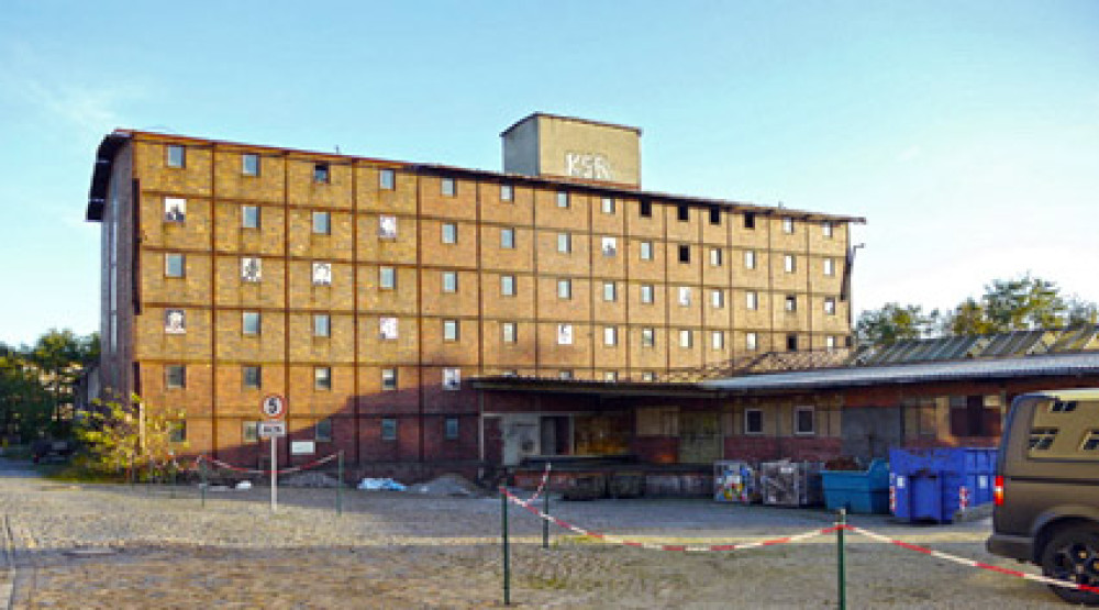 Neufert-Bau Weißwasser, Lagerhaus + Versandhalle (rechts)