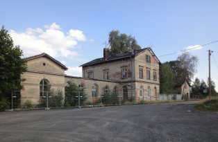 Ansicht der Bahnhofsgebäude in unsaniertem Zustand