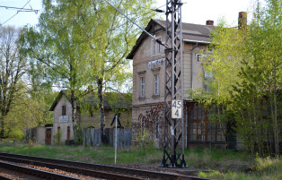 Ansicht der Bahnhofsgebäude in unsaniertem Zustand