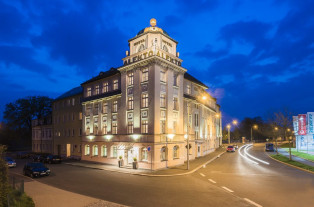 Ansicht des Hotel "Alekto" zur blauen Stunde