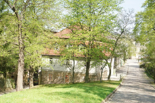 teilsaniertes Gebäude am Wasserberg