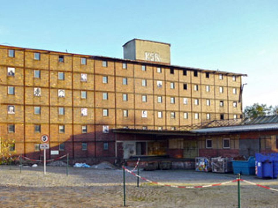 Neufert-Bau Weißwasser, Lagerhaus + Versandhalle (rechts)