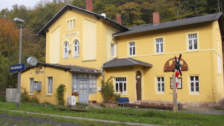 Ansicht des Bahnhofsgebäudes nach der Sanierung