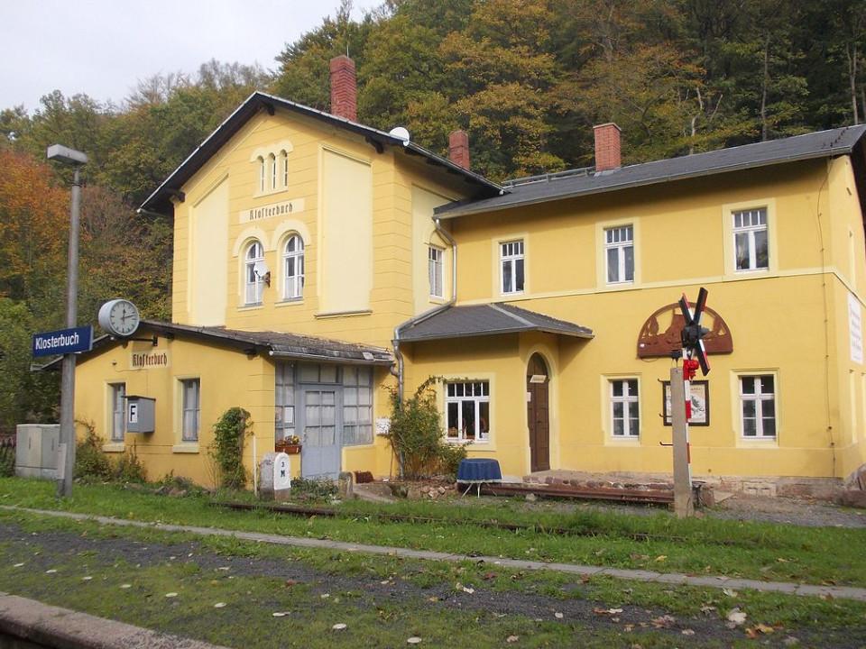 Ansicht des Bahnhofsgebäudes nach der Sanierung