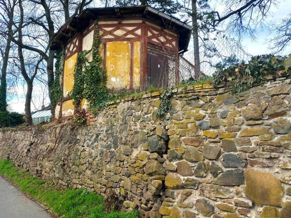 Historischer Gartenpavillon und Einfriedungsmauer