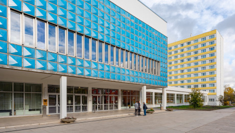 Gesamtansicht mit Eingangsbereich und Audimax-Kubus im Vordergrund, 2023