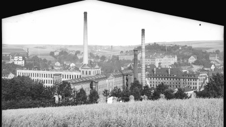 Postkarte 1908: Lunzenau. Vogels Mechanische Weberei und Papierfabrik (rechts historische Spinnmühle)