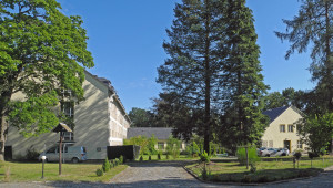 Schulgebäude (rechts) von 1897