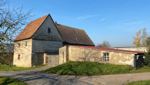 Wohnhaus, Einfahrt und Scheune