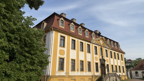 Schloss Seußlitz, Hauptfront mit Freitreppe, Ostseite