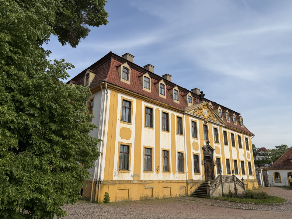 Schloss Seußlitz, Hauptfront mit Freitreppe, Ostseite