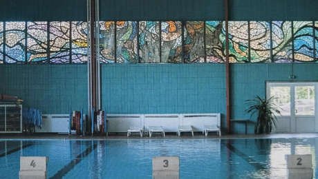 Glaswandbild vor der Schließung der Schwimmhalle 2018