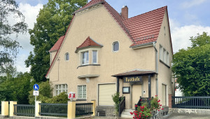 Vorderansicht mit Burg