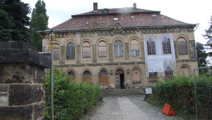 Schloss Übigau, Straßenseite