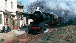 5053670 durchfährt den Bahnhof Dorfchemnitz