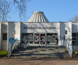 Haupteingang auf der Südseite des Gebäudes