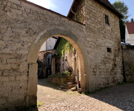 Areal Bienermühle - Sandsteinbogen mit Alter Vogtei